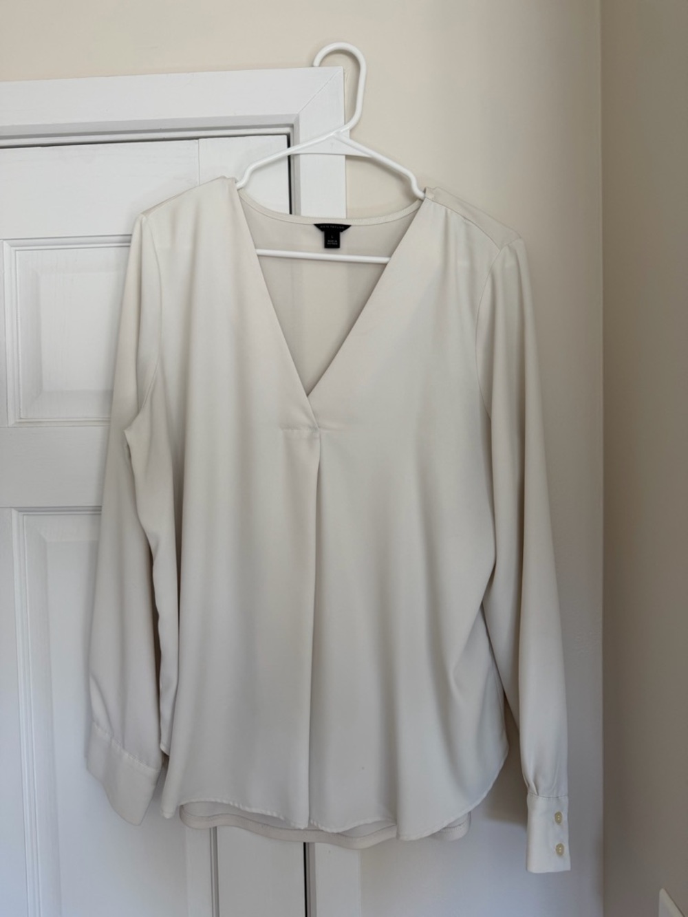 Ann Taylor Cream V-Neck Long Sleeve Blouse Size L